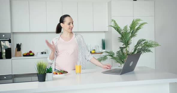 Pregnant Lady Blogger Shows Healthy Breakfast to Followers