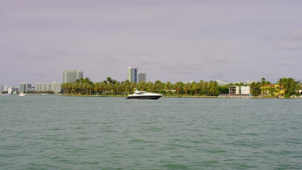 Small yacht in the Biscayne Bay in Miami alt