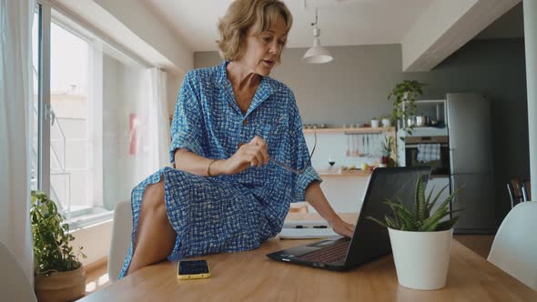 woman using laptop computer at home.