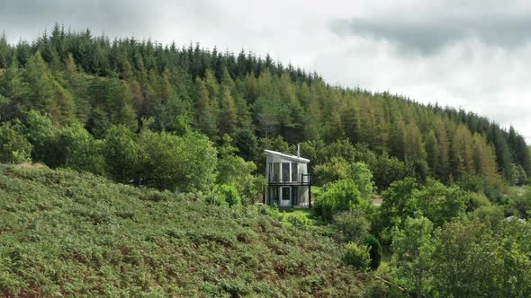 AERIAL RISING - A tiny quirky modern house on the west coast of Scotland