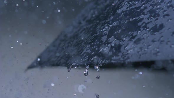Rain and umbrella, Slow Motion alt