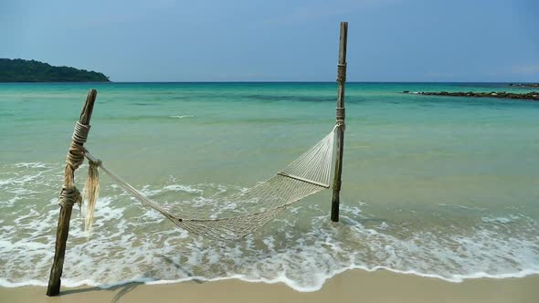 Beautiful tropical beach sea ocean with blue sky and white cloud