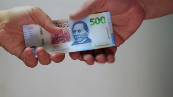 Man Pays Money cash 500 mexican pesos bills