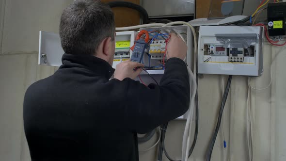 Electrician measuring the amperage