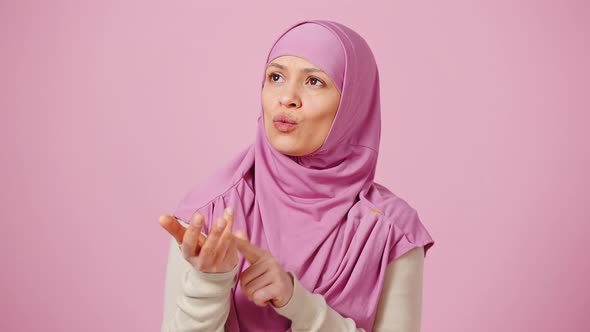 Middle Aged Islamic Woman in Pink Hijab Counting on Fingers From One to Five