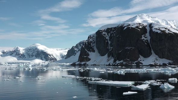 Environment. Climate change and global warming. Greenland. Drifting icebergs in the ocean.