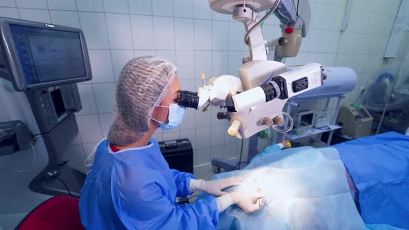 Ophthalmology laser microscope operation