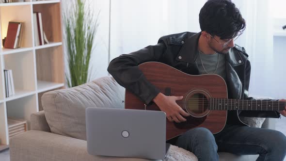 Online Guitar Class Music Video Course Guy Playing