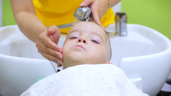 Parekhmacher, After Haircutting a Child of Preschool Age,wash Their Hair,soap with Shampoo,kid Lies