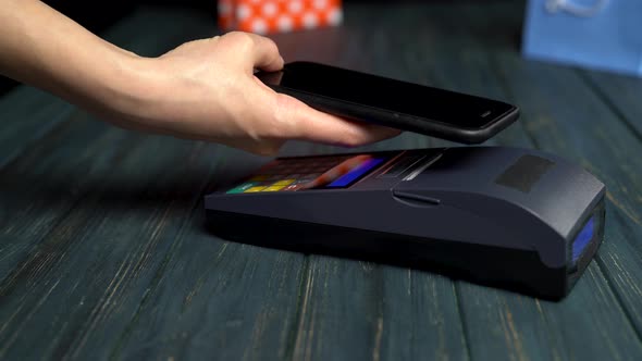 Paying with a Smartphone Device Wirelessly Over Credit Card Terminal.  Video