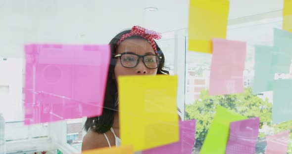 Female executive writing on sticky notes 4k