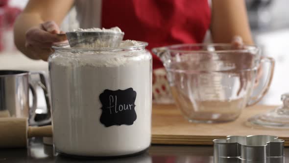 Measuring flour for gingerbread cookies alt