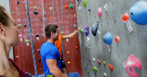 Athletes practicing bouldering 4k