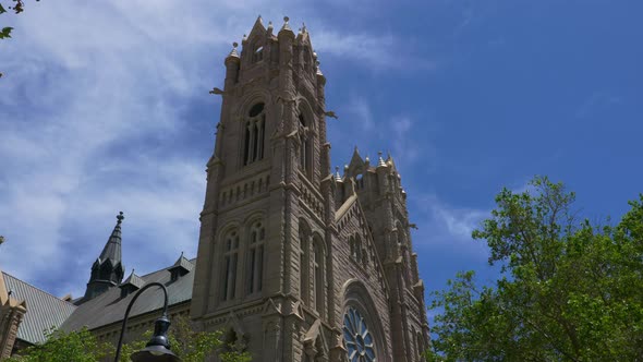 Wonderful time-lapse on a summer day of the famous Cathedral of the Madeleine in Salt Lake City, Uta alt