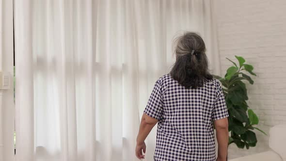 Asian elderly women live at home.