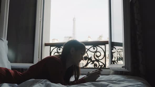 Inspiration Concept, Happy Brunette Blogger Woman Writing Post Using Smartphone, Enjoying Eiffel