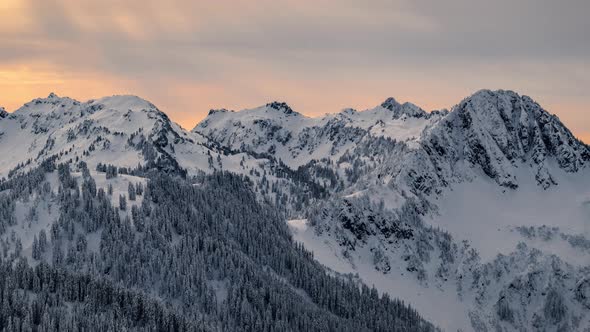Breathtaking Sunset Timelapse Of Snowy Cascade Mountain Range alt