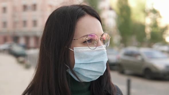 A girl during the Covid-19 pandemic in a medical mask walks around the city.