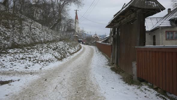 Road along houses in Oncesti 