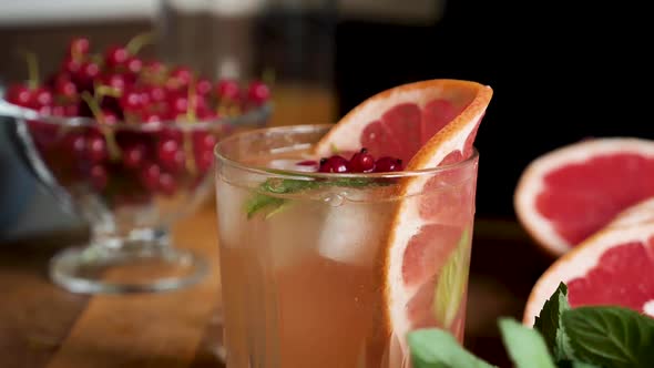 Grapefruit lemonade with ice