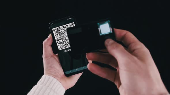 Using Portable Cold Crypto Wallet to Scan QR Code on Smartphone for Transaction