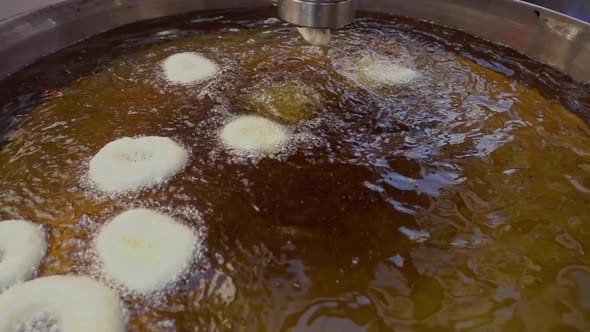 Turkish Donut Lokma Dough Dough Deep Frying 5