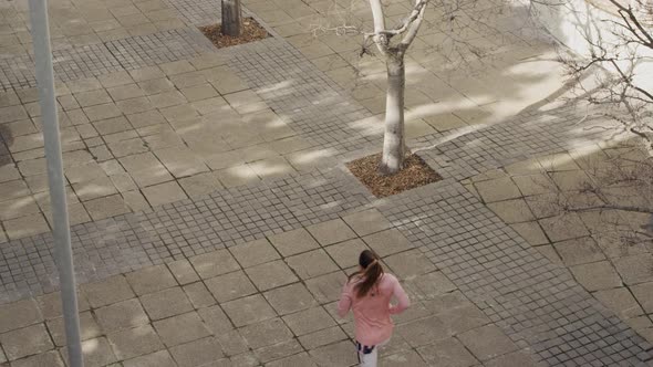 Sporty Caucasian woman exercising outdoor during daytime