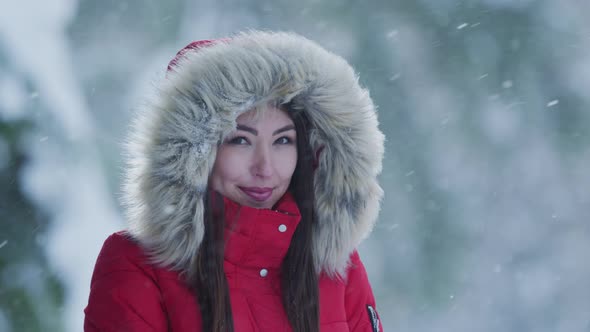 Woman wearing a winter jacket with fur hood alt