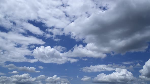220524_Fluffy cloud time lapse on a cloudy day 4k footage.
