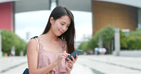 Woman use of cellphone in the city