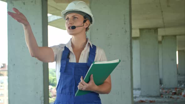 Female Construction Engineer Talk To Workers Through Internal Links