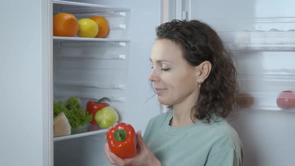 Choose food in the refrigerator.