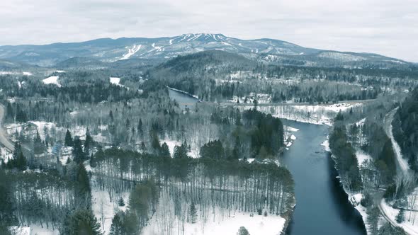 Winter Landscape - Drone Flying Zoom In  - 4K - Mountains - Mont Tremblant sequence 003/012