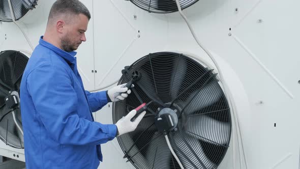 Testing with an anemometer of an axial fan of the condensing unit