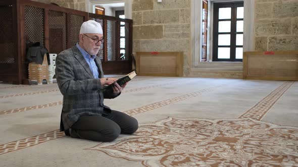 Reading Quran With Knell