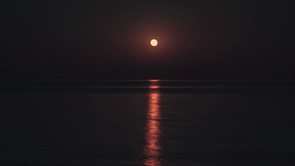 Beautiful Timelapse Moon Path on the Water