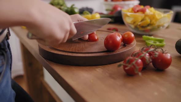 Handheld view of wooden board and freshness tomatoes slices