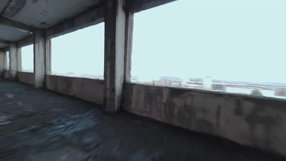 FPV Drone Flies Maneuverable Inside an Abandoned Building