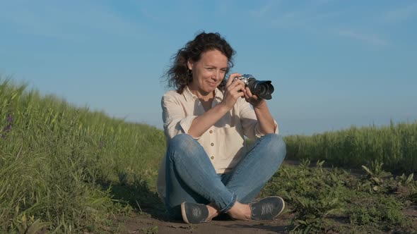 Girl with a photographer in nature. 