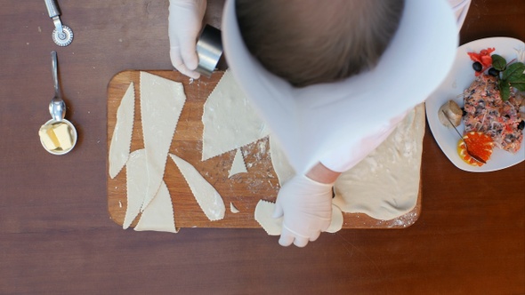 Cutting dough into circles