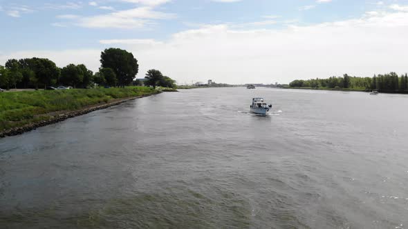 small yard sailing true waves on dutch river