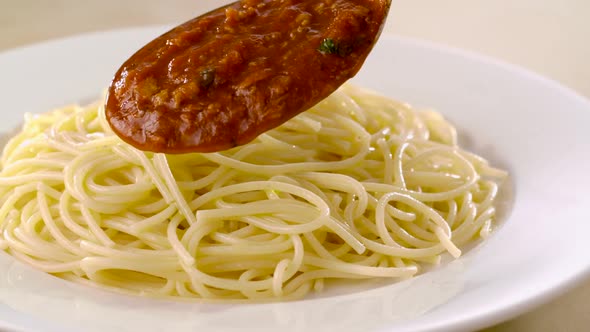 Putting meat sauce on spaghetti, Slow Motion alt