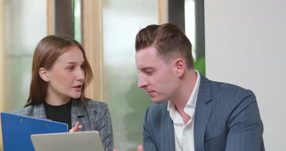 Business meeting to discuss yearly business plan in laptop