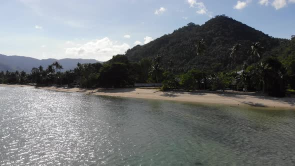 Beautiful tropical beach sea ocean with blue sky and white cloud