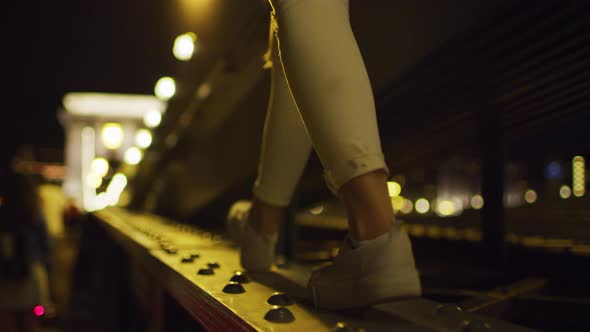 Walking on a metallic railing