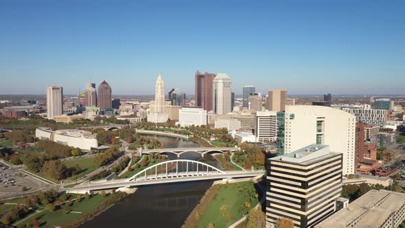 Columbus, Ohio skyline drone videoement down.