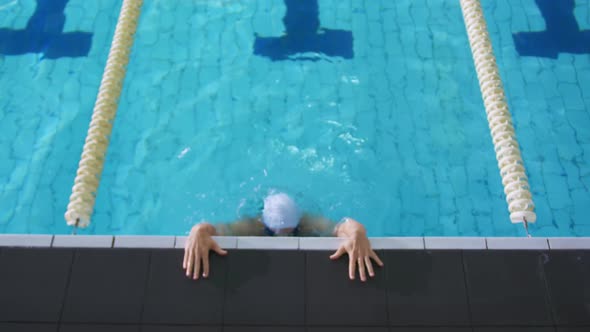 Swimmer training in a swimming pool