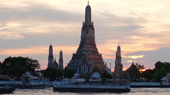 4K Time lapse, Wat arun, Boat traffic in the Chao Phraya River and in the city center