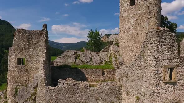 luftaufnahme eines altertümlichen schweizer schloss