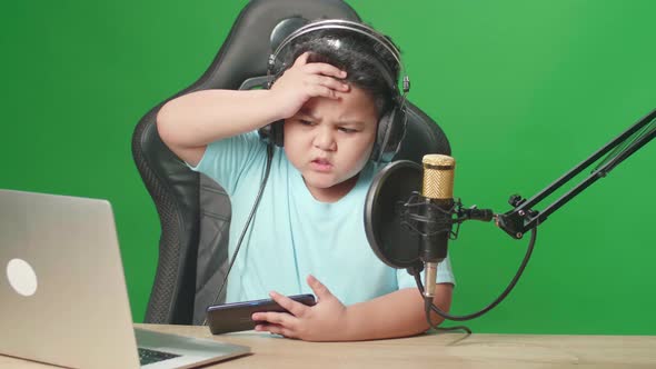 Little Boy Playing Video Game With Mobile Phone Then Lose The Game While Live Stream On Green Screen